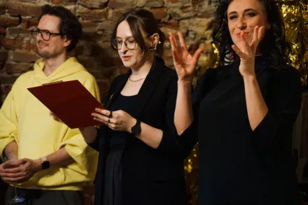 Kobieta czyta przemówienie. Obok druga pani tłumaczy na pjm.