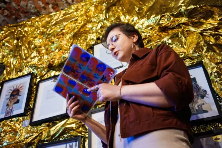 Kobieta czyta jeden z wierszy.