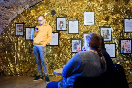 Mężczyzna używa telefonu.