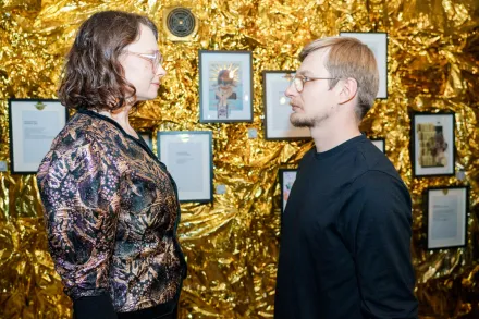 Kobieta i mężczyzna stoją naprzeciw siebie. Patrzą sobie w oczy.