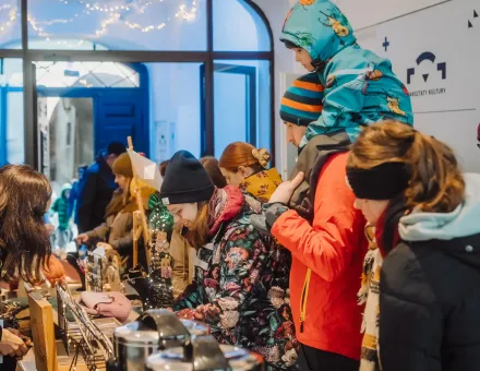 Ludzie oglądają zawartość stoiska.