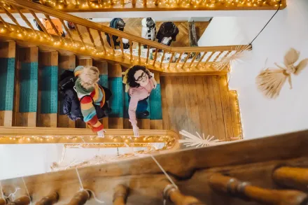 Dwie kobiety idą po schodach. Patrzą się do góry.