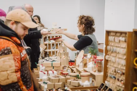 Mężczyzna ogląda stoisko z kolczykami.