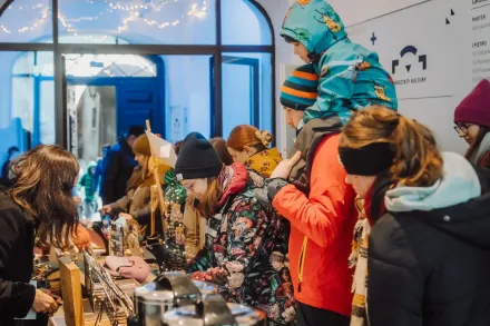 Ludzie oglądają zawartość stoiska.