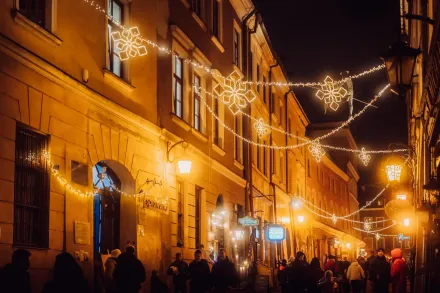 Stare miasto o zmroku. Jest rozświetlone gwiazdami.