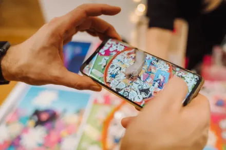 Ktoś robi zdjęcie telefonem broszkom.