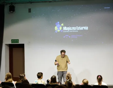 Mężczyzna rozmawia z dziećmi.