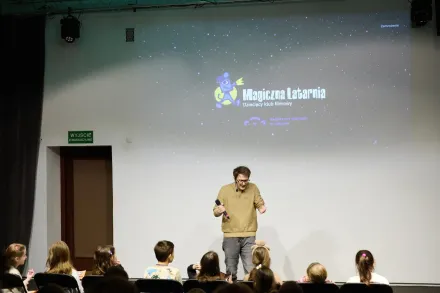 Mężczyzna rozmawia z dziećmi. 