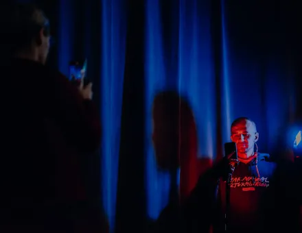 Uczestnicy robią sobie nawzajem zdjęcia.