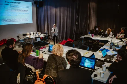 Uczestnicy słuchają przemówienia prowadzącej.