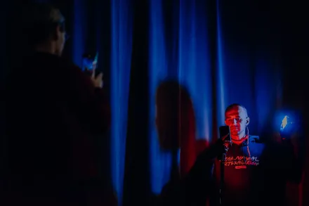 Uczestnicy robią sobie nawzajem zdjęcia.