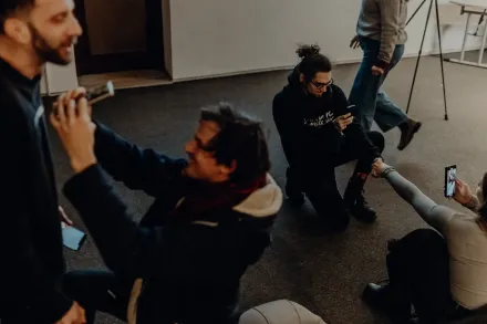 Uczestnicy robią sobie nawzajem zdjęcia.