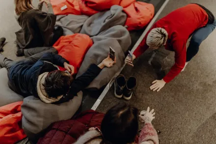 Uczestnicy robią sobie nawzajem zdjęcia.