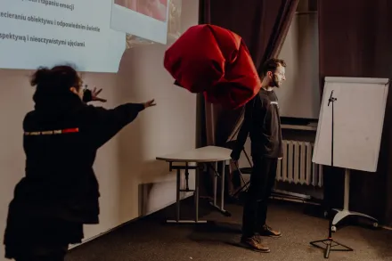 Dziewczyna i chłopak odgrywają scenkę.