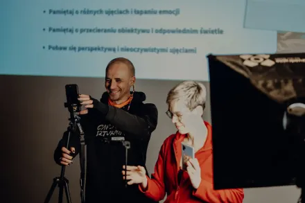 Dziewczyna i chłopak nagrywają filmik.