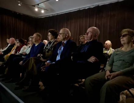 Publiczność słucha dyskusji.