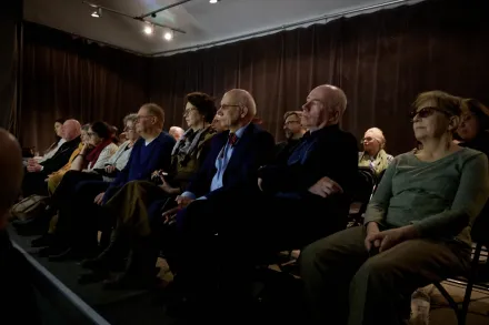 Publiczność słucha dyskusji.