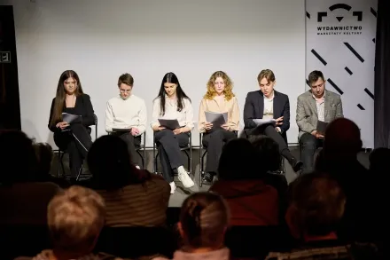 Młodzi ludzie czytają książkę na głosy.