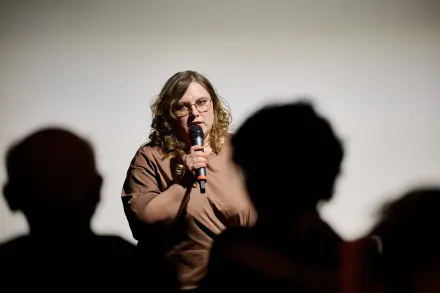 Prowadząca przemawia przez mikrofon.