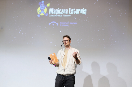 Zbliżenie na sylwetkę mężczyzny,