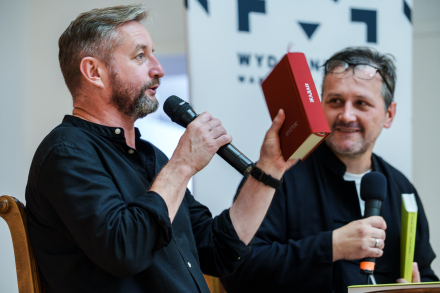Żadan trzyma egzemplarz książki.