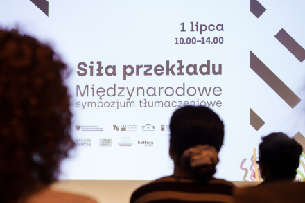 Na ścianie wyświetlona jest z rzutnika grafika z napisem Siła wolnego słowa.