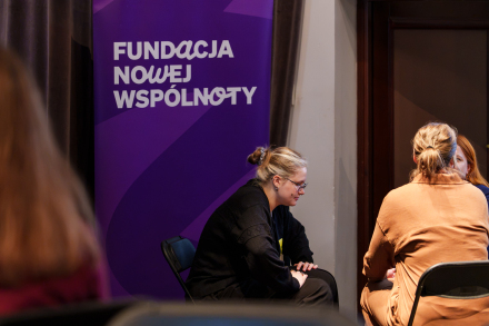Uczestnicy warsztatów pracują w grupach.