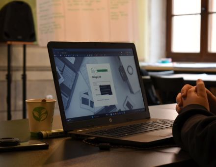 Zbliżenie na ekran laptopa. Jest tam pole "zaloguj się".