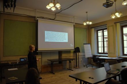 Kobieta prezentuje prezentację.