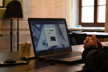 Zbliżenie na ekran laptopa. Jest tam pole "zaloguj się".