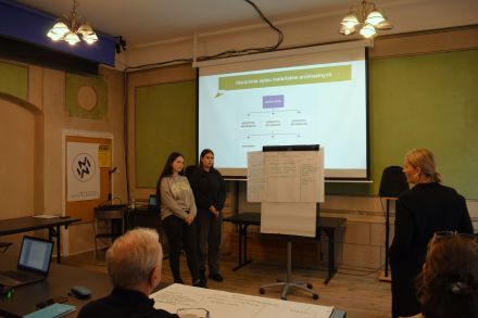 Dziewczyna i chłopak prezentują prezentację przed słuchaczami.