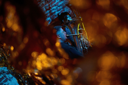 Artyści grają na instrumentach dętych.