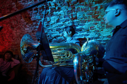 Zbliżenie na twarze artystów.