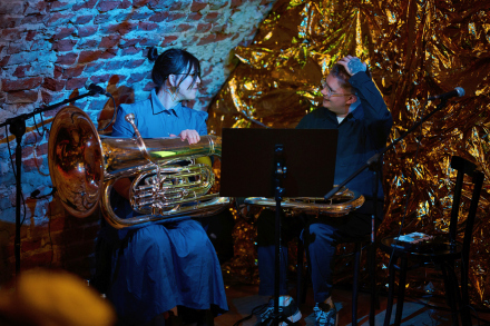 Artysta drapie się po głowie. Koleżanka mu się przygląda.