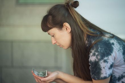 Prowadząca warsztaty trzyma w ręce małą czarno-białą fotografię.