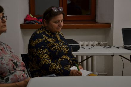 Starsza pani robi notatki.