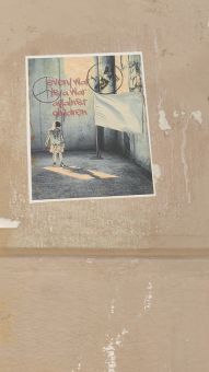 Plakat przedstawia dziewczynkę pośród ścian z głową spuszczoną w dół. Między rurą, a ścianą zawieszona jest biała płachta. Dodane są również symbole wojenne oraz napis ,,Every  war is a war against children".