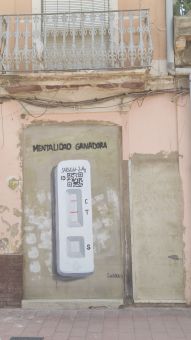 Mural przedstawia test na Covid z pozytywnym wynikiem, a nad nim widnieje napis ,,Mentalidad ganadora".