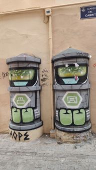 Dwa słupy wystające ze ściany zostały upodobnione do dwóch robotów.