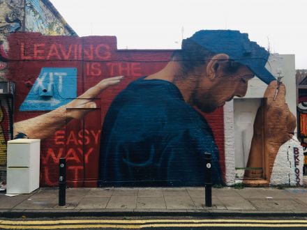 Mural przedstawia mężczyznę, który odwrócił się od ręki, która próbuje go dosięgnąć. Spuścił głowę i złapał ręką czapkę z daszkiem idąc w stronę wyjścia. Na muralu widniej napis ,,Leaving is the easy way out".