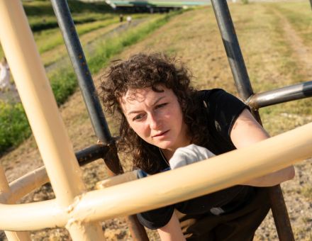 Kobieta maluje rakietę na żółto.