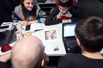 Szkolenie z audiodeskrypcji. Na zdjęciu uczestnicy analizują i opisują obraz.