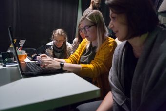 Szkolenie z audiodeskrypcji. Na zdjęciu uczestnicy projektu, pracują na komputerach  w grupie.