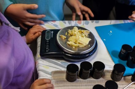 Zbliżenie na wagę, na której ważony jest wosk.