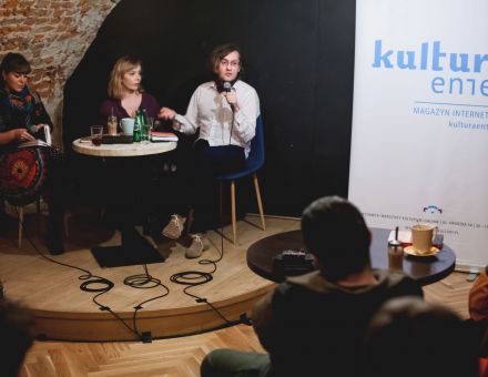 Spotkanie autorskie z Martą Panas-Goworską i Andrzejem Goworskim. Zdjęcie ukazuje autorów książki oraz moderatorkę spotkania Aleksandrę Zińczuk. Przemawia autor książki. Spotkanie autorskie z Martą Panas-Goworską i Andrzejem Goworskim. Zdjęcie ukazuje autorów książki oraz moderatorkę spotkania Aleksandrę Zińczuk. Przemawia autor książki.