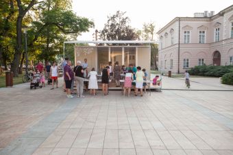 Plenerowy warsztat w ramach lekcji sztuki. Zdjęcie ukazuje wszystkich uczestników warsztatu z daleka.