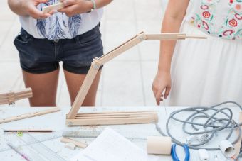 Plenerowy warsztat w ramach lekcji sztuki. Na zdjęciu widać efekty pracy jednej  z uczestniczek - drewniany stelaż do lampy.