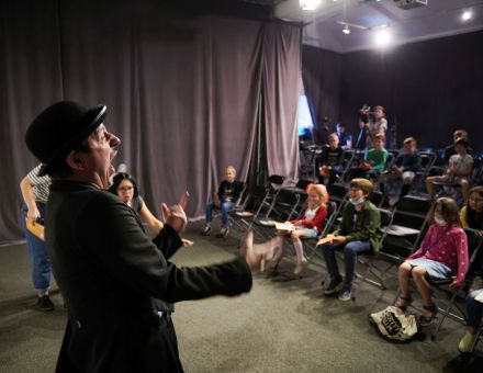 Publiczność od strony sceny. Z lewej strony widać również postać Charliego Chaplina.