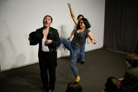 Przedstawienie. Aktor grający Charliego Chaplina dostaje klapsa od prowadzącej.