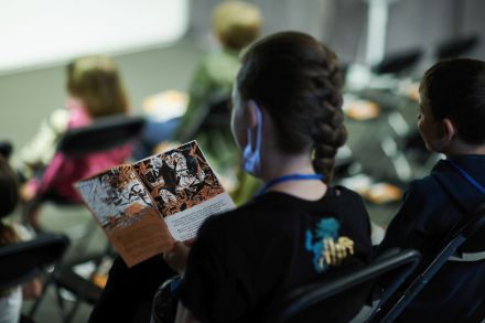 Dzieci na widowni tyłem.